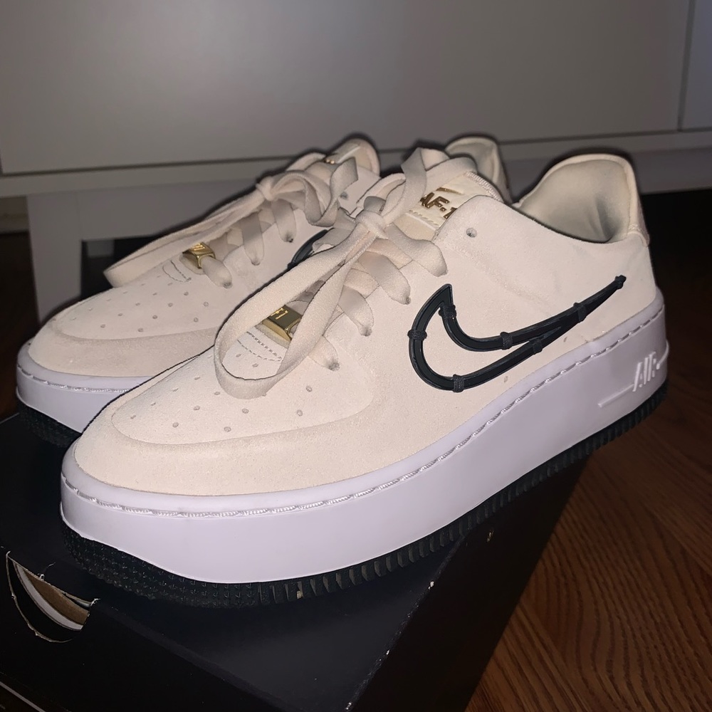 Women’s Nike Air Force 1 Sage Low LX